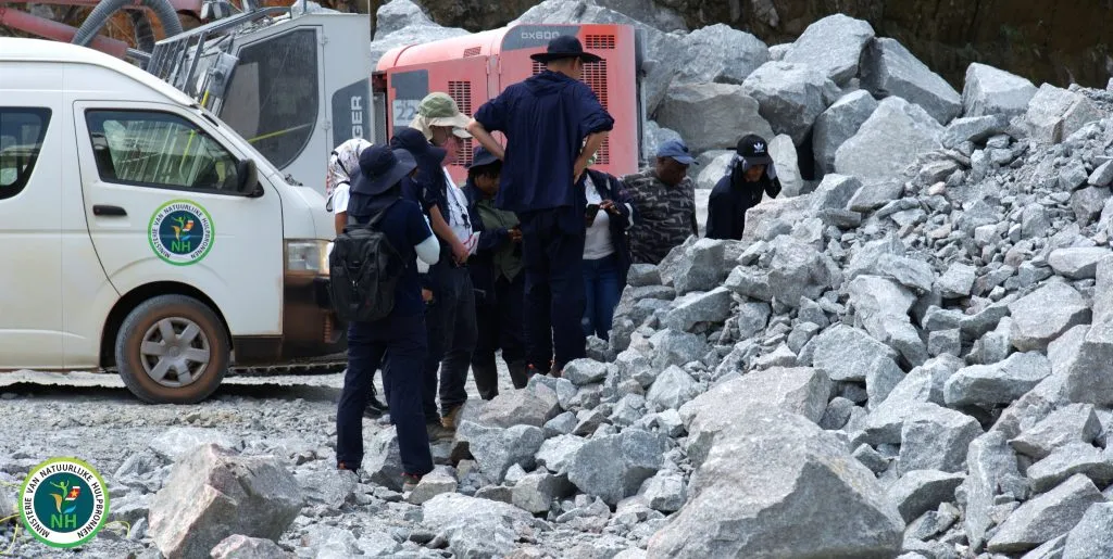 Geologisch team onderzoekt graniet en mogelijk lithium in Mapane en Phedra