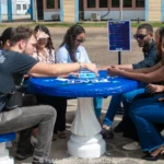 AdeKUS onthult Peace Bench als symbool van verbinding en respect - Image 01 (March 9, 2026)