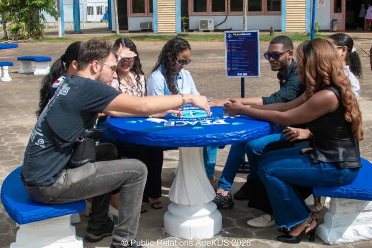 AdeKUS onthult Peace Bench als symbool van verbinding en respect - Image 01 (March 9, 2026)